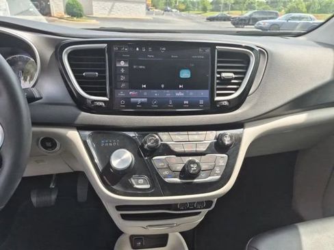 Used 2024 Chrysler Pacifica Touring-L FWD image 16