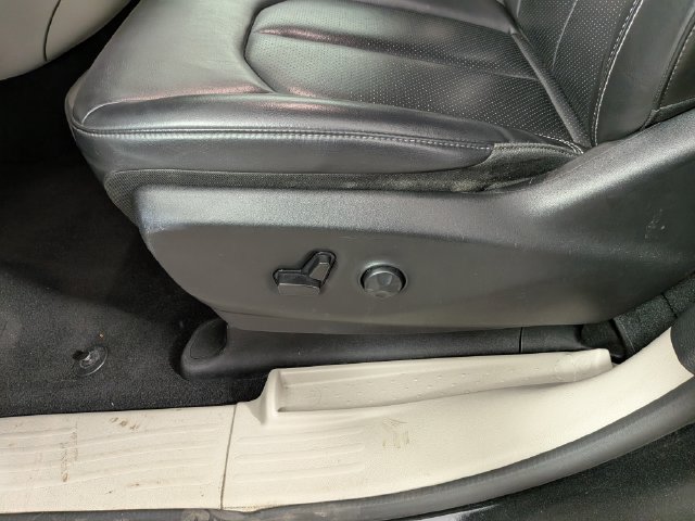 Used 2023 Chrysler Pacifica Touring-L FWD image 15