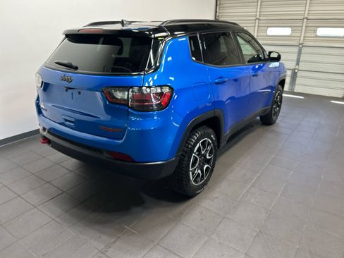Used 2025 Jeep Compass Trailhawk w/ Trailhawk Elite Group AWD/4WD image 3