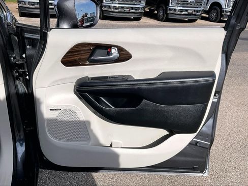 Used 2022 Chrysler Pacifica Limited image 21