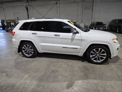 Used 2018 Jeep Grand Cherokee Overland AWD/4WD image 16