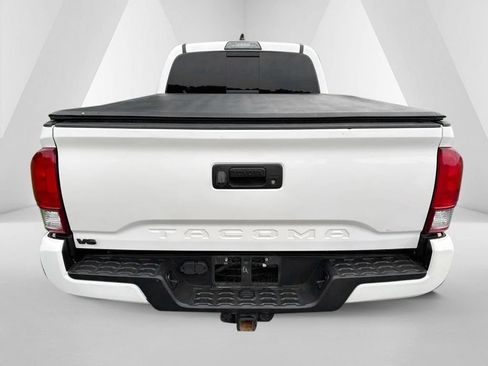 Used 2017 Toyota Tacoma TRD Sport AWD/4WD image 6