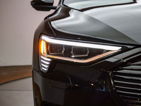 Used 2022 Audi e-tron Premium w/ Convenience Plus Package image 5