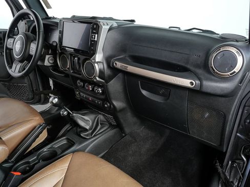 Used 2017 Jeep Wrangler Sahara image 15