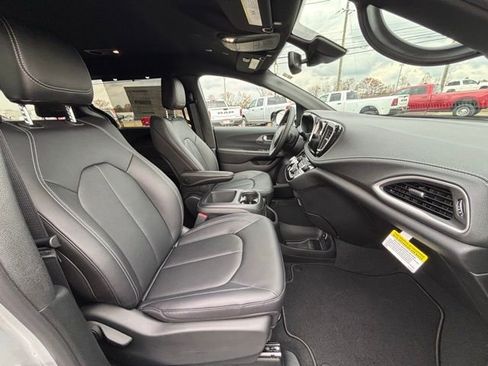 New 2026 Chrysler Pacifica Select image 7