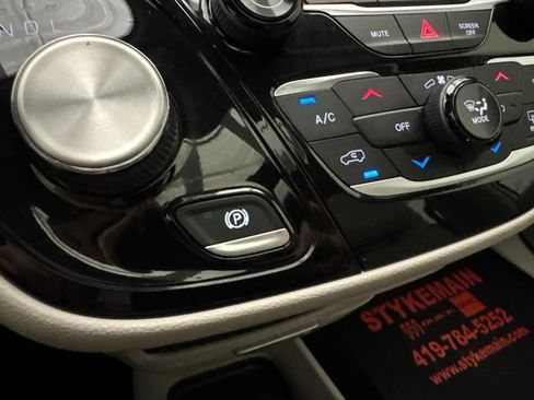 Used 2020 Chrysler Pacifica Limited FWD image 36