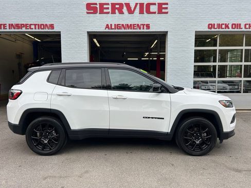 Used 2022 Jeep Compass Latitude w/ Sun and Sound Group AWD/4WD image 8