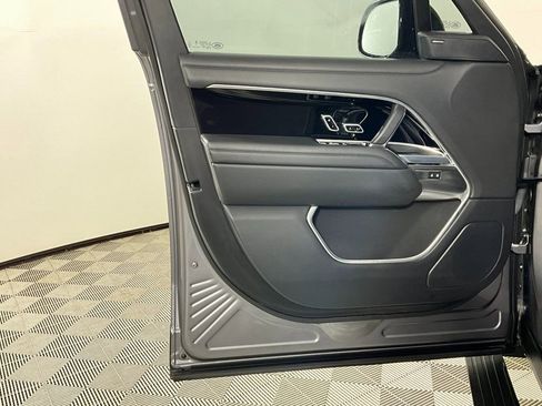 Used 2025 Land Rover Range Rover Long Wheelbase SE image 18