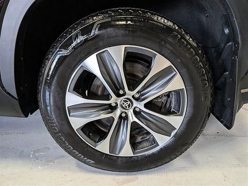 Used 2025 Toyota Highlander XLE AWD/4WD image 14
