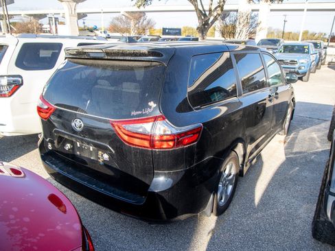 Used 2020 Toyota Sienna L image 8