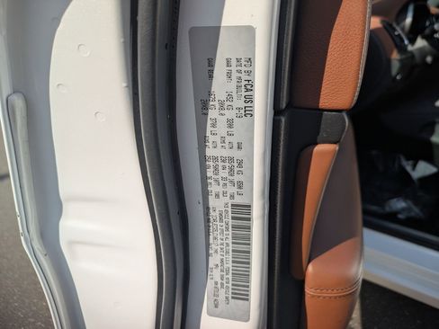 Used 2020 Jeep Grand Cherokee Overland image 29