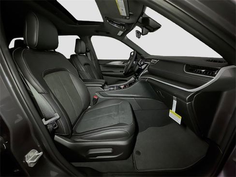 New 2025 Jeep Grand Cherokee Altitude image 32