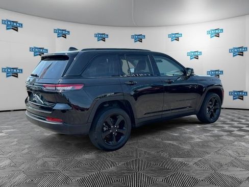 Used 2023 Jeep Grand Cherokee Limited w/ Black Appearance Package AWD/4WD image 6