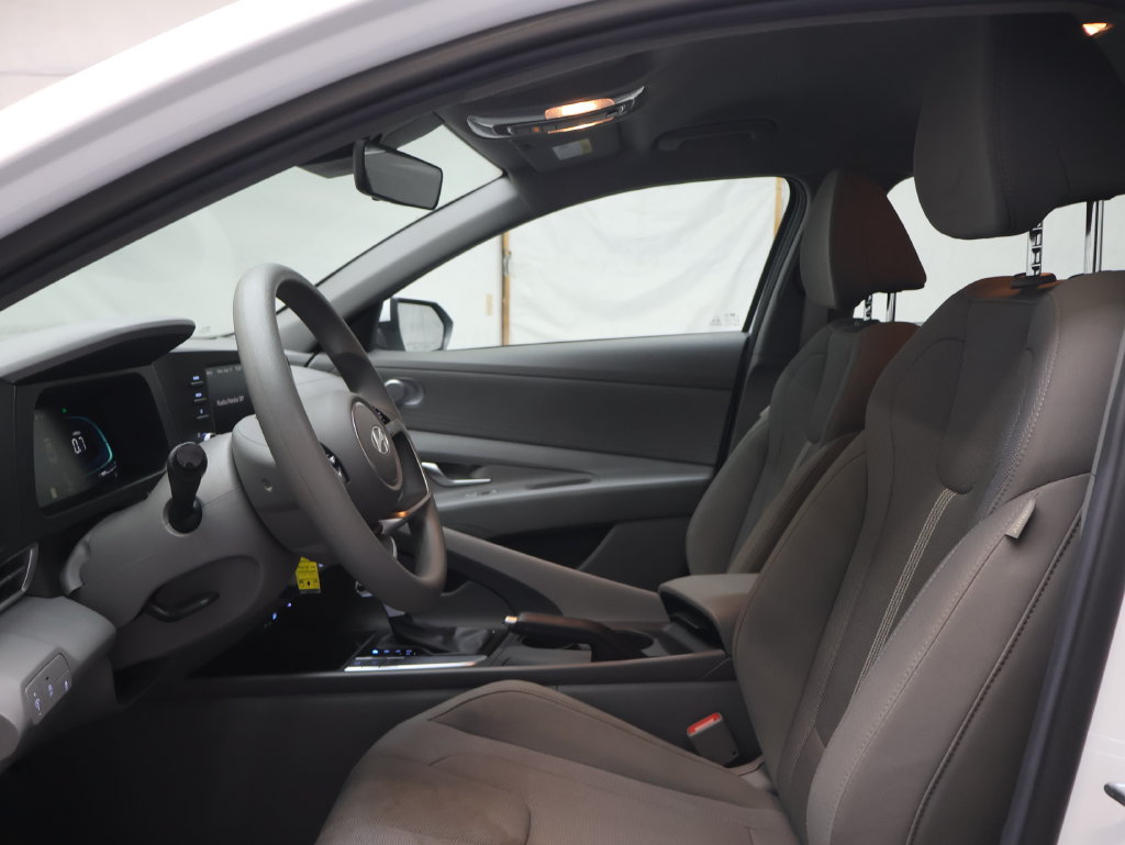 Used 2026 Hyundai Elantra SE FWD image 16