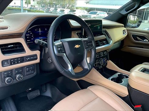 Used 2024 Chevrolet Suburban Premier image 18