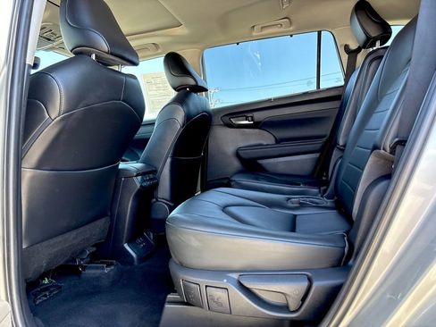 Used 2023 Toyota Highlander XLE image 22