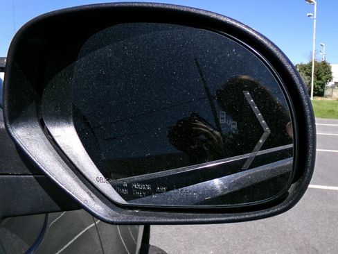 Used 2013 GMC Yukon XL Denali image 4