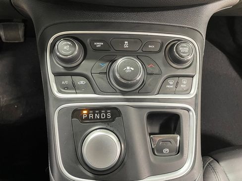 Used 2016 Chrysler 200 Limited Platinum image 32