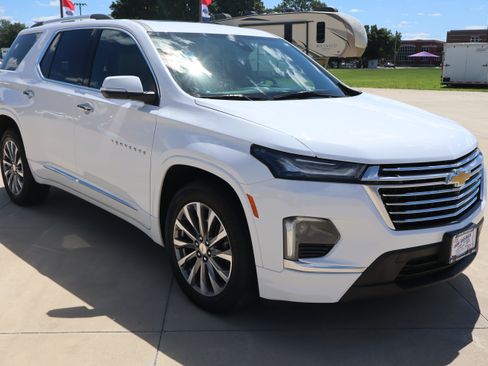 Used 2023 Chevrolet Traverse Premier AWD/4WD image 3