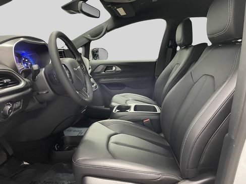 New 2026 Chrysler Pacifica Select AWD/4WD image 13
