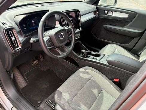 Used 2025 Volvo XC40 B5 Core AWD/4WD image 11