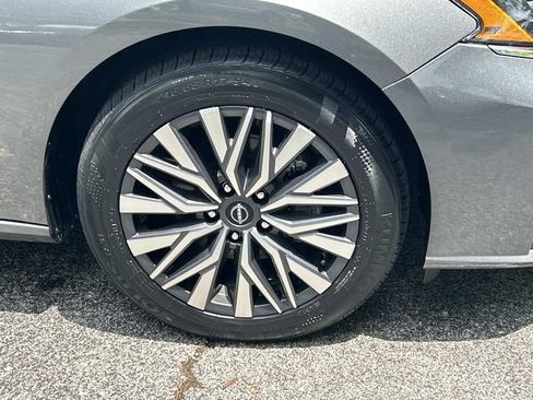 Used 2025 Nissan Altima 2.5 SV FWD image 9