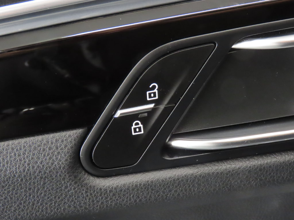 Certified 2025 Porsche Macan AWD/4WD image 37