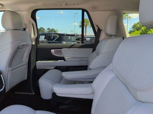 Used 2025 Ford Expedition Platinum AWD/4WD image 15