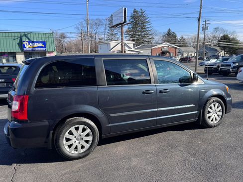 Used 2013 Chrysler Town & Country Touring image 9