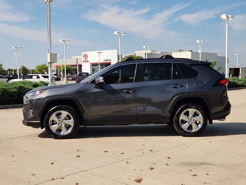 Used 2021 Toyota RAV4 XLE Premium AWD/4WD image 8