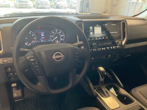 Used 2025 Nissan Frontier SV image 13