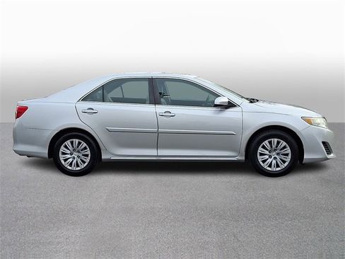Used 2013 Toyota Camry LE image 4