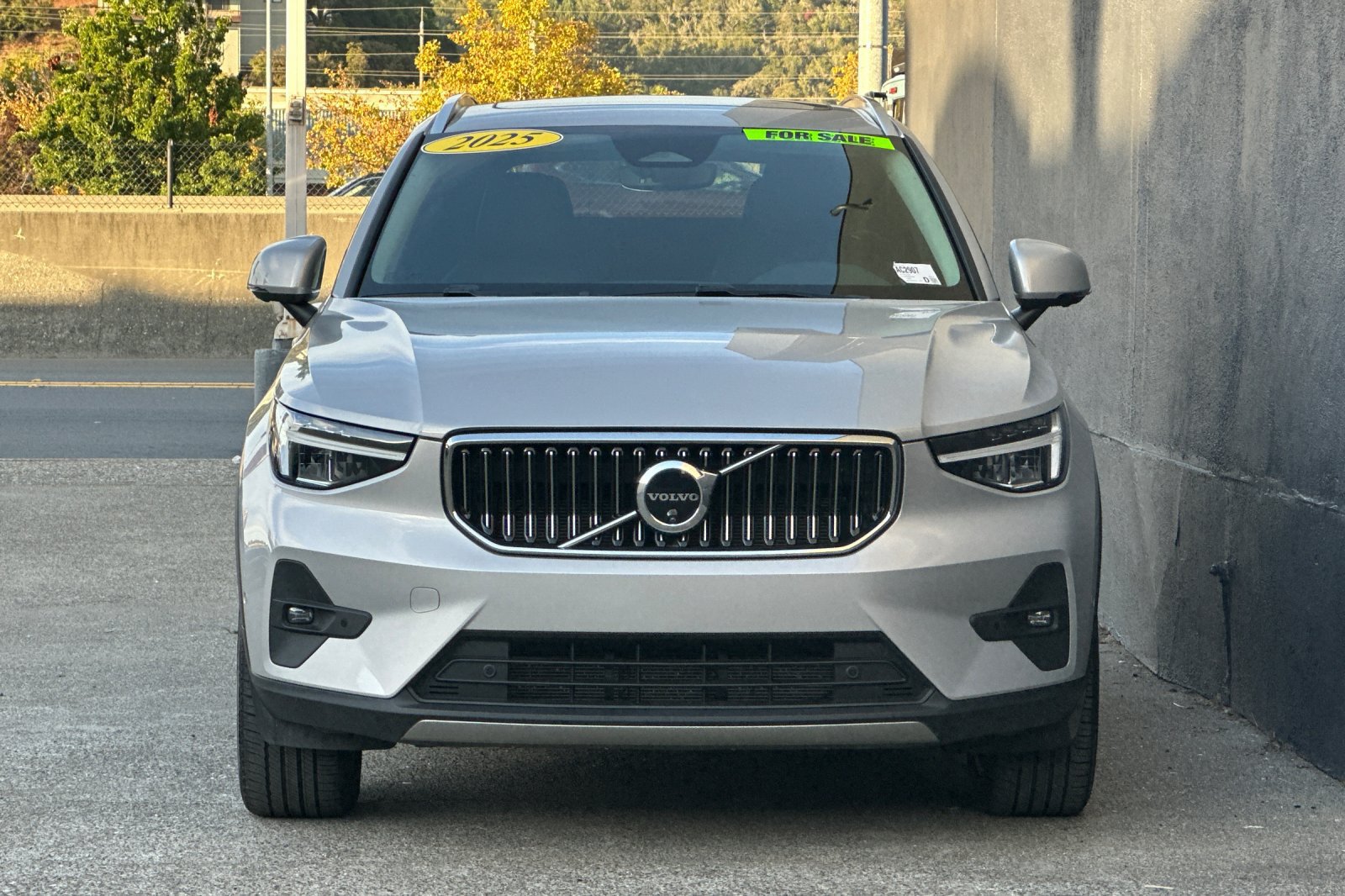 Certified 2025 Volvo XC40 B5 Plus AWD/4WD image 11