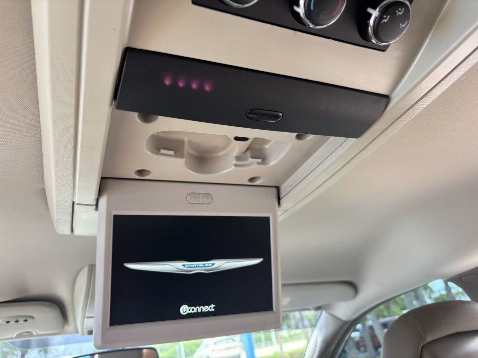 Used 2016 Chrysler Town & Country Touring FWD image 23
