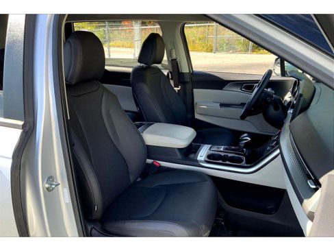 Used 2023 Kia Carnival LX image 7