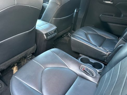 Used 2021 Toyota Highlander XLE image 4