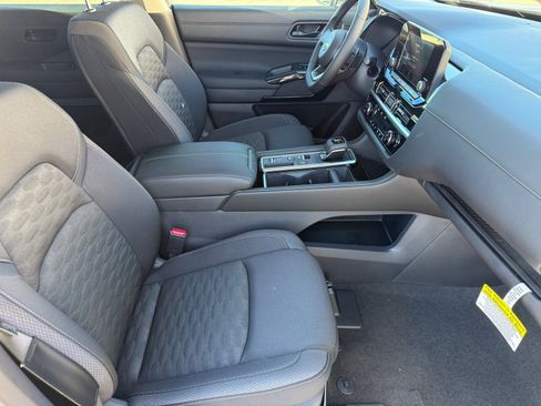 New 2025 Nissan Pathfinder SV image 32