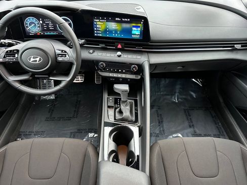 Certified 2025 Hyundai Elantra SEL image 16