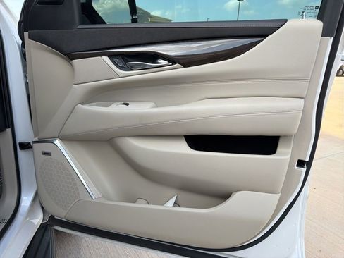 Used 2018 Cadillac Escalade Luxury AWD/4WD image 28