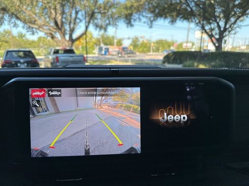 Used 2024 Jeep Gladiator Rubicon w/ Technology Group image 16