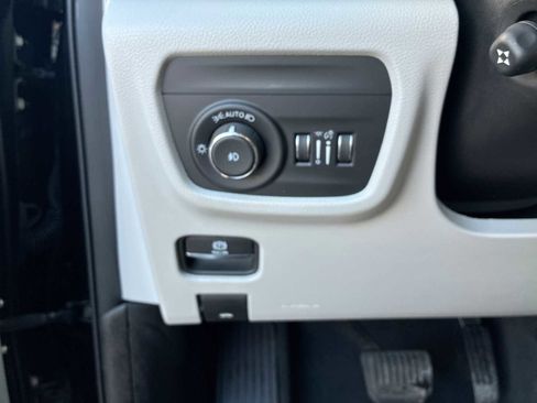 Used 2023 Jeep Grand Cherokee Overland w/ Advanced Protech Group III image 18