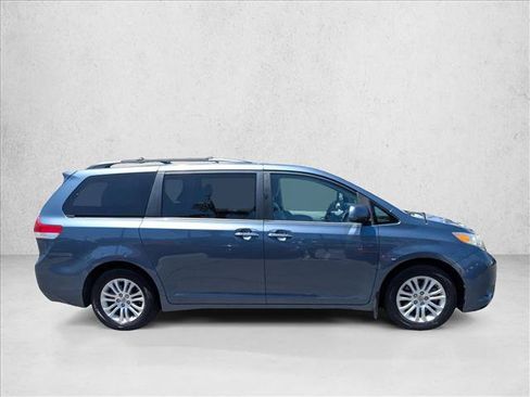 Used 2014 Toyota Sienna XLE FWD image 4