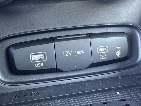 Used 2024 Hyundai Venue Limited image 21