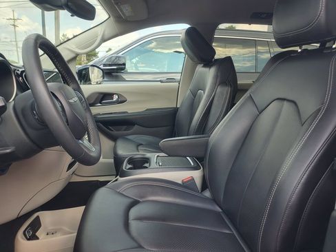 Used 2024 Chrysler Pacifica Touring-L FWD image 5