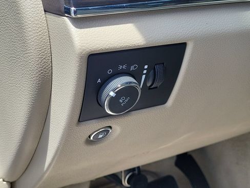 Used 2019 Jeep Grand Cherokee Overland AWD/4WD image 23