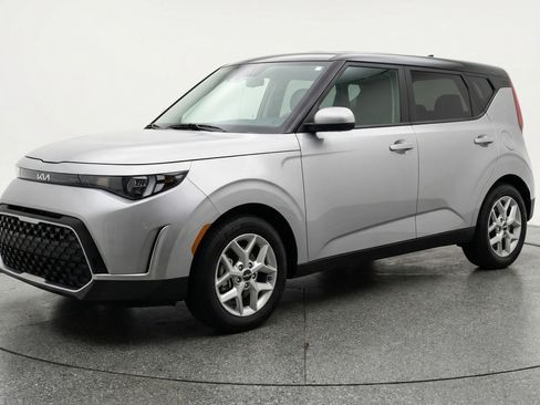 Used 2025 Kia Soul LX w/ LX Technology Package FWD image 3