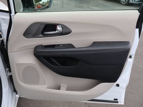 Used 2024 Chrysler Pacifica Touring-L FWD image 19