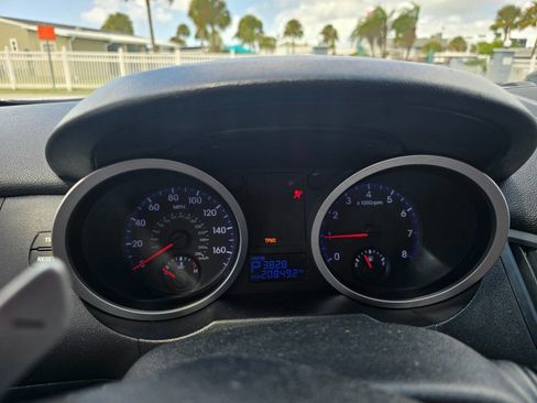 Used 2010 Hyundai Genesis 3.8 image 12