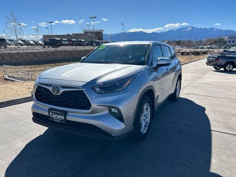 Used 2022 Toyota Highlander LE image 3