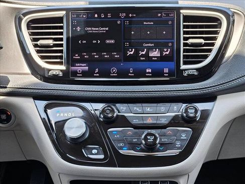 Used 2023 Chrysler Pacifica Touring-L FWD image 14